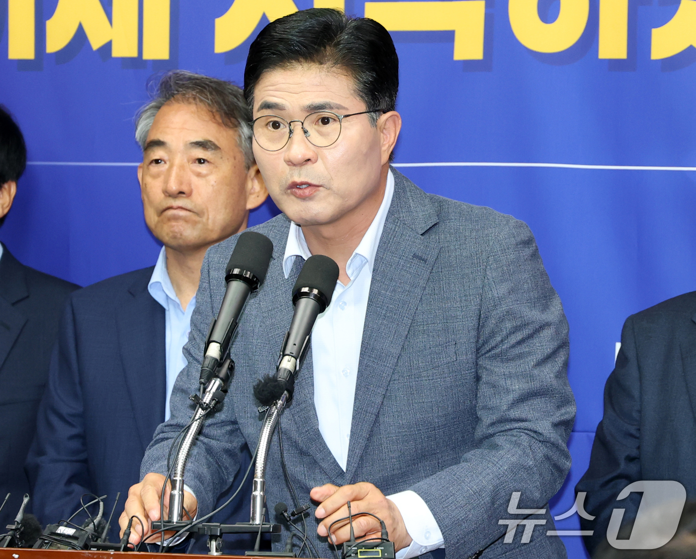 (전주=뉴스1) 유경석 기자 = 이원택 더불어민주당 전북도지사 당선인이 4일 전북 전주시 전북특별자치도의회에서 6.3 지방선거 결과 관련 기자회견에 참석해 발언을 하고 있다. 20 …