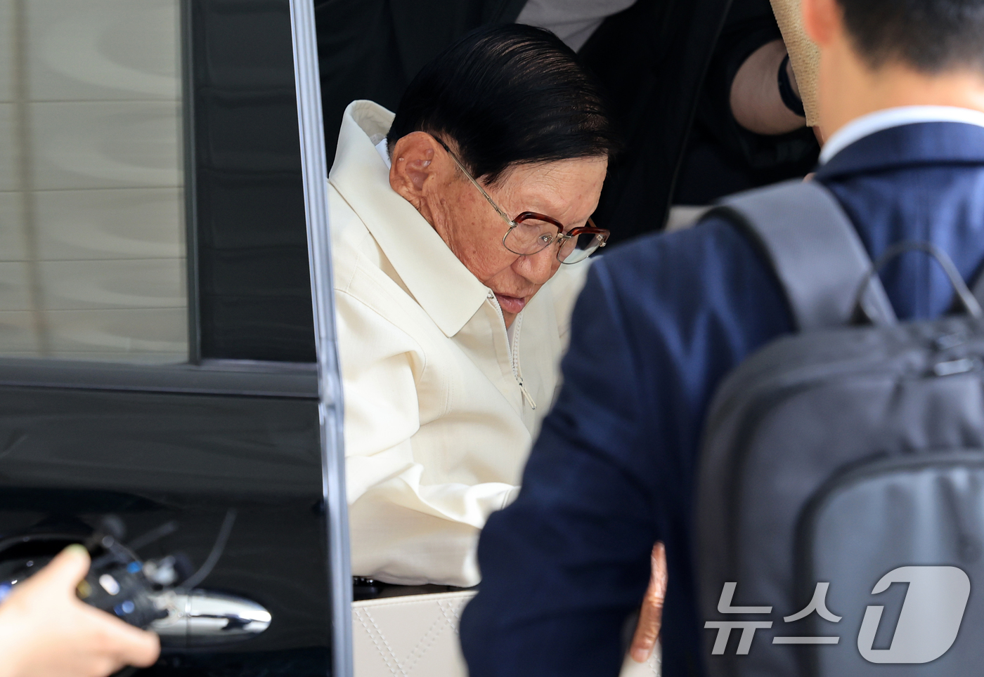 (서울=뉴스1) 이호윤 기자 = 이만희 신천지 총회장이 4일 서울 서초구 검·경합동수사본부로 정당법 위반 혐의에 대한 피의자 조사를 받기위해 출석하고 있다.이 총회장은 20대 대통 …
