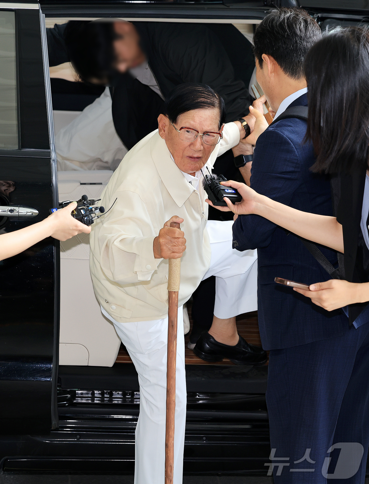 (서울=뉴스1) 이호윤 기자 = 이만희 신천지 총회장이 4일 서울 서초구 검·경합동수사본부로 정당법 위반 혐의에 대한 피의자 조사를 받기위해 출석하고 있다.이 총회장은 20대 대통 …