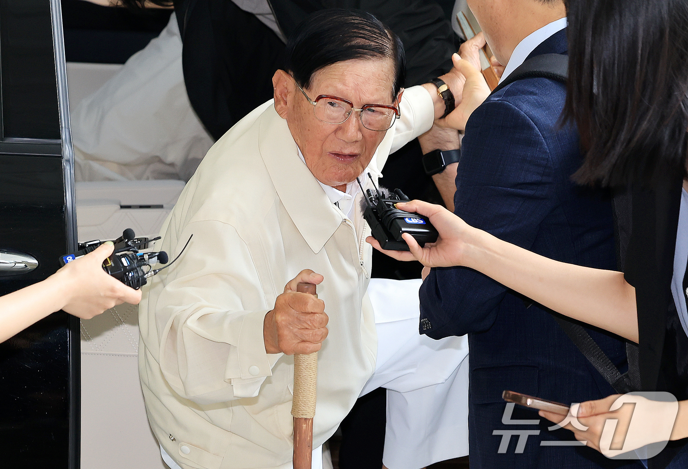 (서울=뉴스1) 이호윤 기자 = 이만희 신천지 총회장이 4일 서울 서초구 검·경합동수사본부로 정당법 위반 혐의에 대한 피의자 조사를 받기위해 출석하고 있다.이 총회장은 20대 대통 …