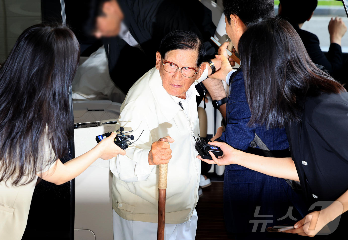 (서울=뉴스1) 이호윤 기자 = 이만희 신천지 총회장이 4일 서울 서초구 검·경합동수사본부로 정당법 위반 혐의에 대한 피의자 조사를 받기위해 출석하고 있다.이 총회장은 20대 대통 …