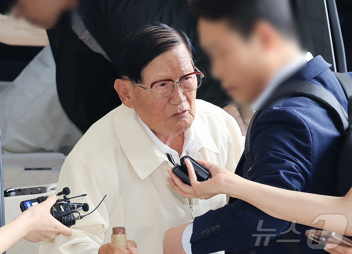 (서울=뉴스1) 이호윤 기자 = 이만희 신천지 총회장이 4일 서울 서초구 검·경합동수사본부로 정당법 위반 혐의에 대한 피의자 조사를 받기위해 출석하고 있다.이 총회장은 20대 대통 …