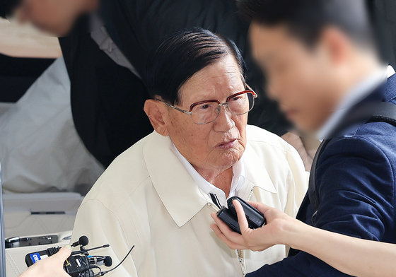 취재진에게 질문 받는 이만희 총회장