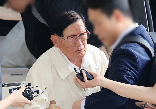 취재진에게 질문 받는 이만희 총회장