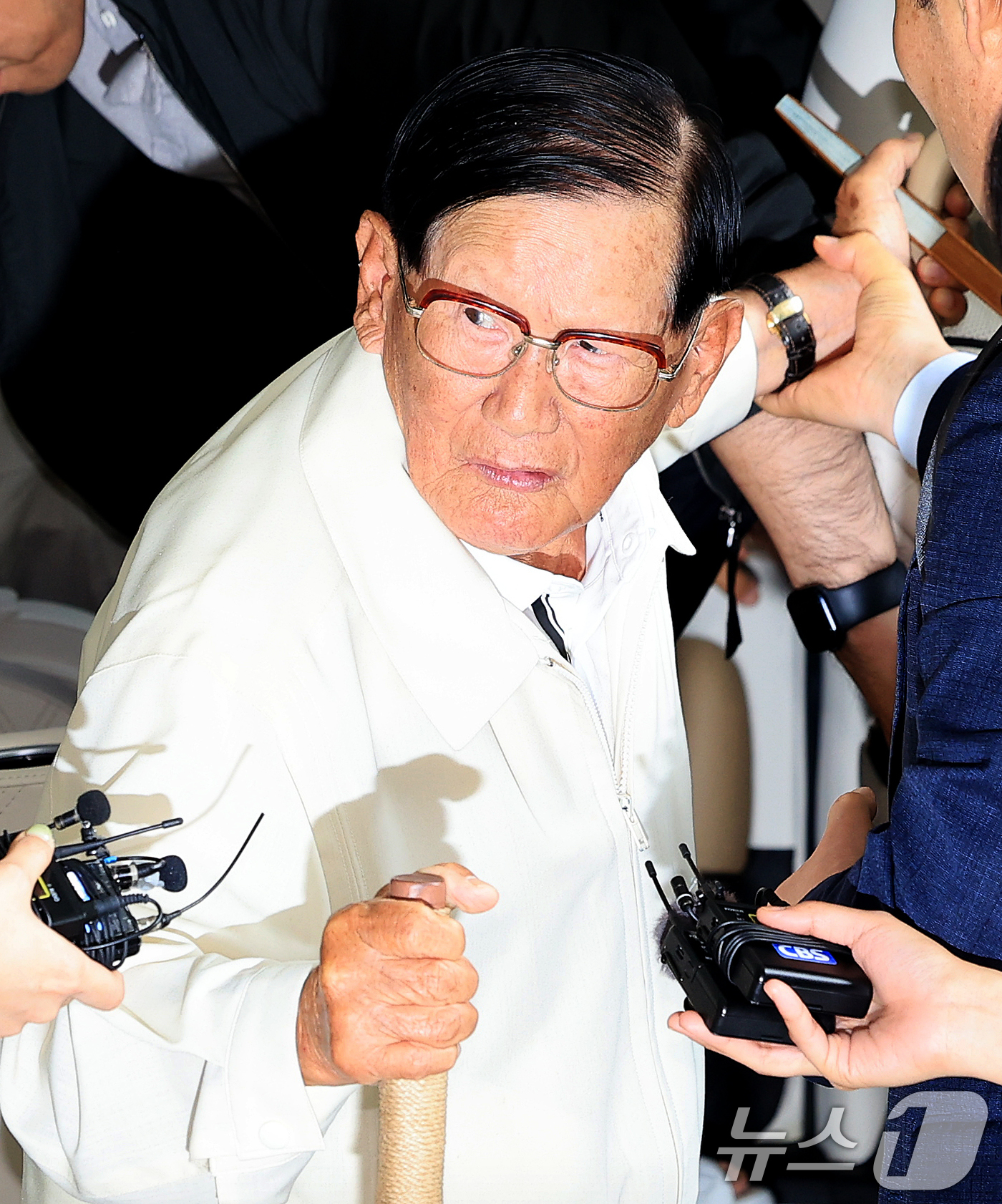 (서울=뉴스1) 이호윤 기자 = 이만희 신천지 총회장이 4일 서울 서초구 검·경합동수사본부로 정당법 위반 혐의에 대한 피의자 조사를 받기위해 출석하고 있다.이 총회장은 20대 대통 …