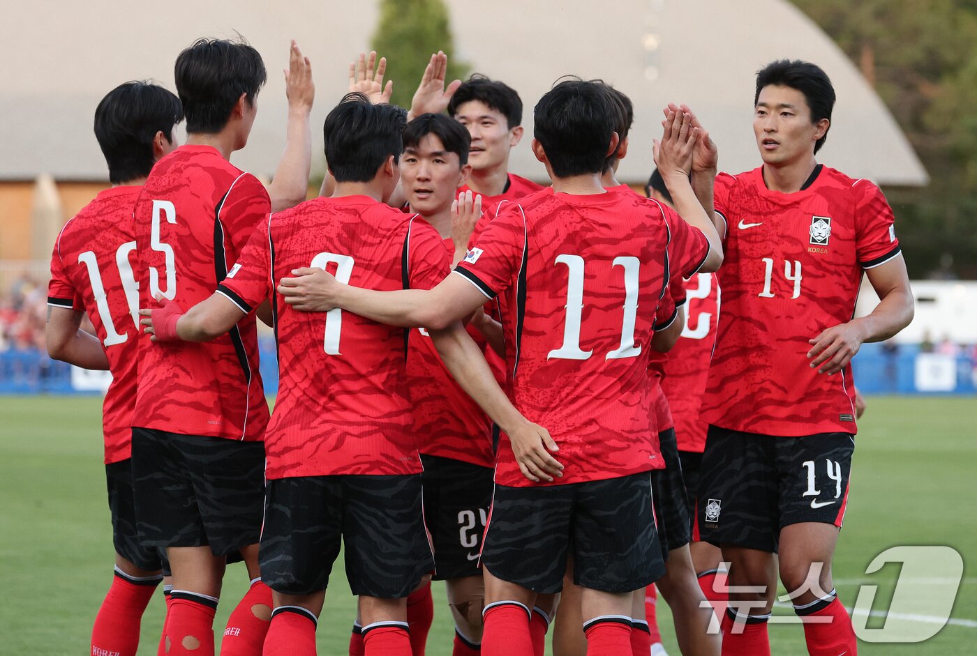 본문 이미지 - 대한민국 축구대표팀 이동경이 3일(현지시간) 미국 유타주 솔트레이크시티 브리검 영 대학교 BYU 사우스필드 경기장에서 2026 국제축구연맹(FIFA) 북중미 월드컵을 앞두고 열린 대한민국과 엘살바도르의 평가전에서 프리킥 골을 넣고 동료들과 하이파이브를 나누고 있다. 2026.6.4 ⓒ 뉴스1 임세영 기자
