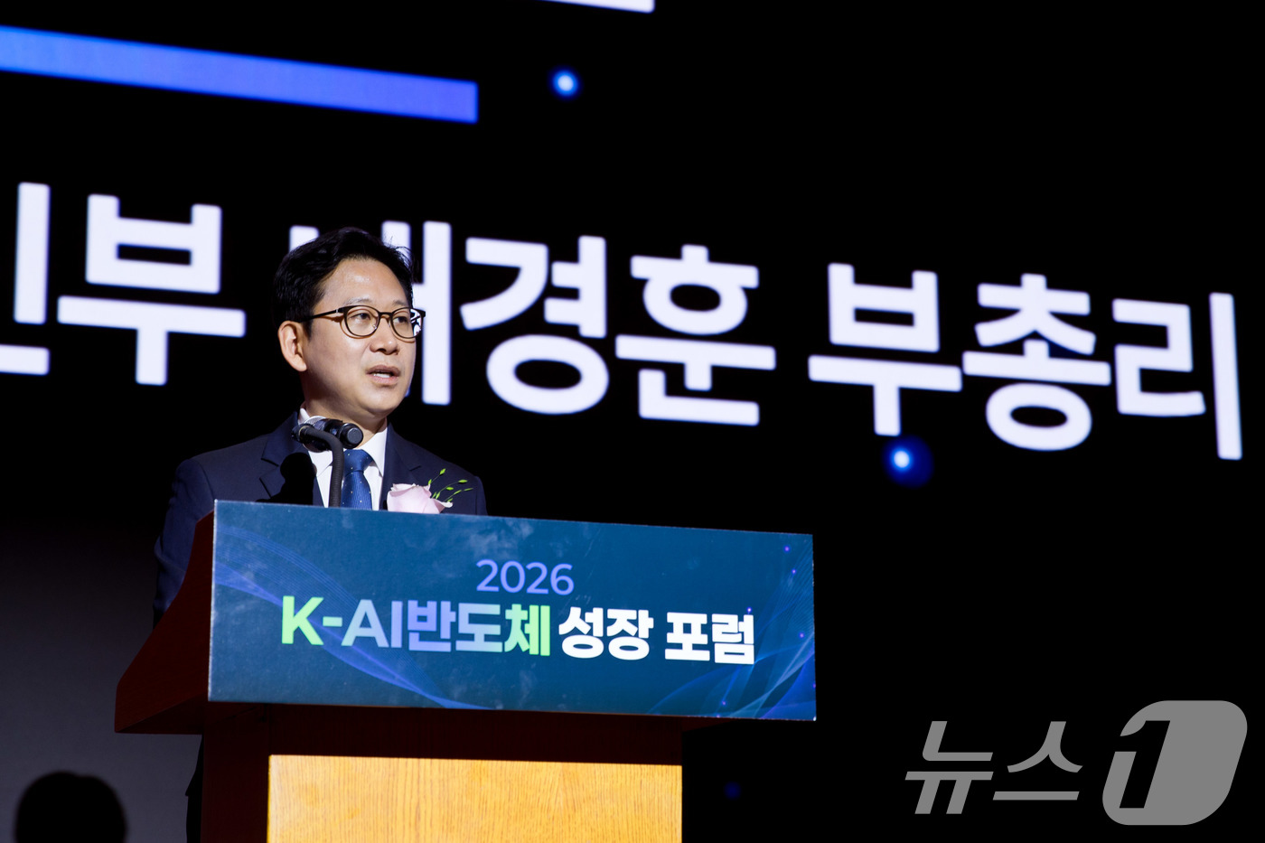 (서울=뉴스1) = 배경훈 부총리 겸 과학기술정보통신부 장관이 4일 오전 서울 중구 롯데호텔에서 열린 '2026 K-AI반도체 성장 포럼'에서 인사말을 하고 있다. (과학기술정보통 …