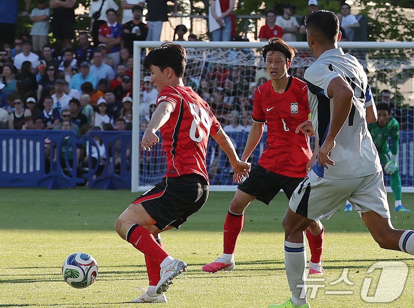 본문 이미지 - 대한민국 축구대표팀 황인범과 이재성이 3일(현지시간) 미국 유타주 솔트레이크시티 브리검 영 대학교 BYU 사우스필드 경기장에서 2026 국제축구연맹(FIFA) 북중미 월드컵을 앞두고 열린 대한민국과 엘살바도르의 평가전에서 패스를 주고 받고 있다. 2026.6.4 ⓒ 뉴스1 임세영 기자