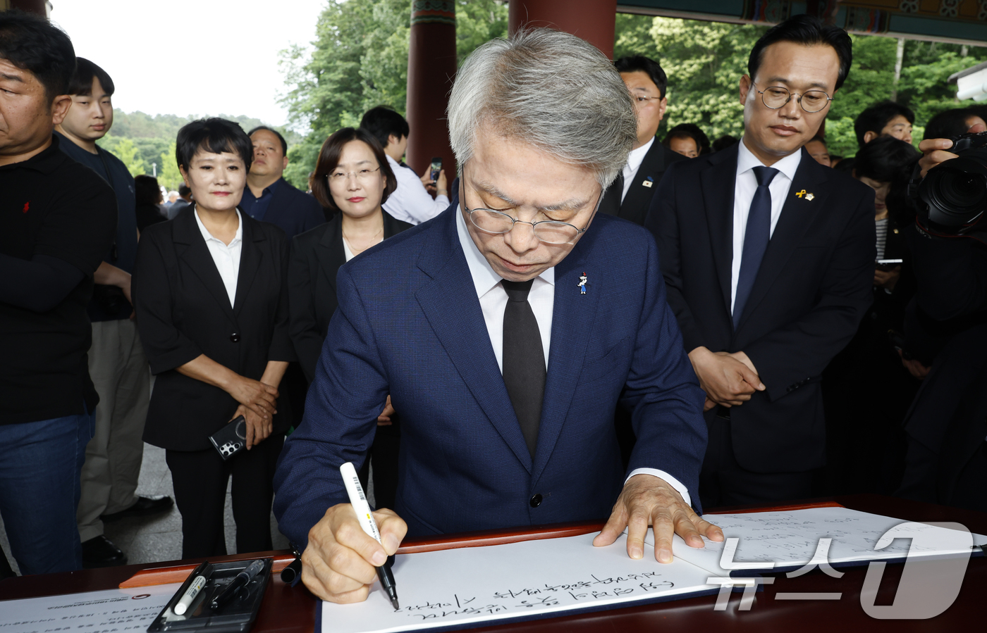 (광주=뉴스1) 김태성 기자 = 민형배 전남광주특별시장 당선인이 4일 광주 국립5.18민주묘지를 찾아 제9회 전국동시지방선거 광주전남 당선인들과 함께 참배에 앞서 방명록을 쓰고 있 …