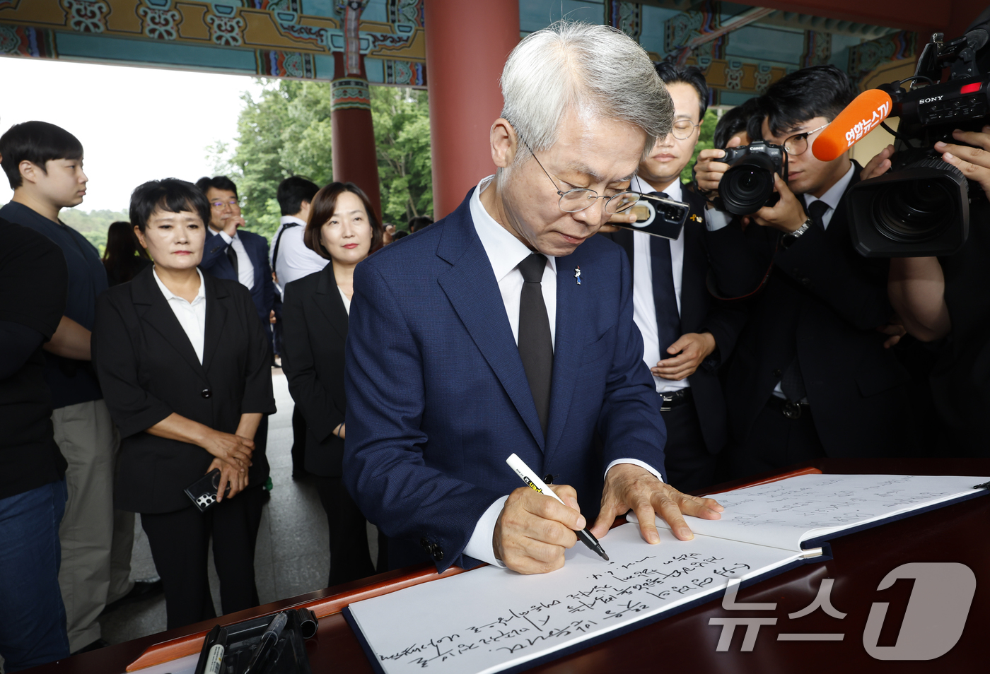 (광주=뉴스1) 김태성 기자 = 민형배 전남광주특별시장 당선인이 4일 광주 국립5.18민주묘지를 찾아 제9회 전국동시지방선거 광주전남 당선인들과 함께 참배에 앞서  방명록을 쓰고 …