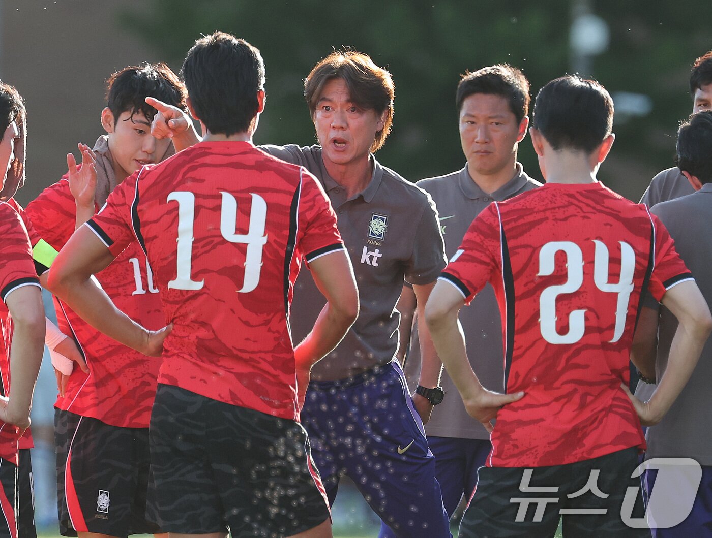본문 이미지 - 홍명보 대한민국 축구대표팀 감독이 3일(현지시간) 미국 유타주 솔트레이크시티 브리검 영 대학교 BYU 사우스필드 경기장에서 2026 국제축구연맹(FIFA) 북중미 월드컵을 앞두고 열린 대한민국과 엘살바도르의 평가전 전반 하이드레이션 브레이크 때 작전을 지시하고 있다. 2026.6.4 ⓒ 뉴스1 임세영 기자