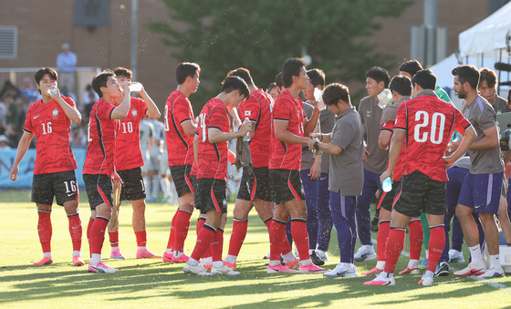 수분 보충하는 대한민국 축구대표팀 선수들