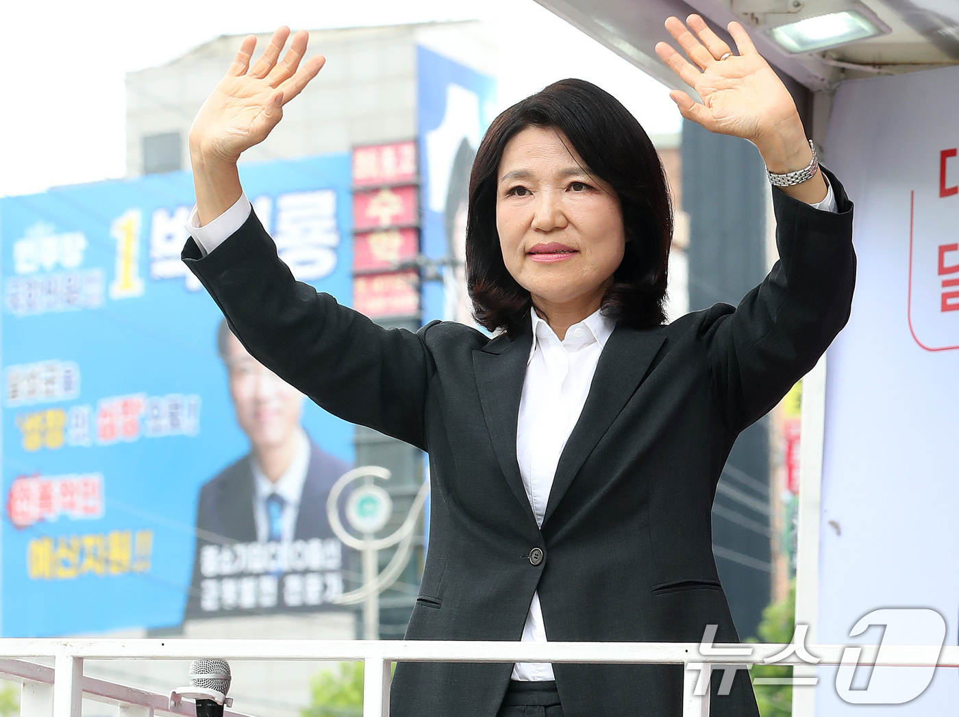 (대구=뉴스1) 공정식 기자 = 대구 달성군 국회의원 보궐선거에서 당선된 이진숙 국민의힘 당선인이 4일 오후 달성군 화원읍에서 유세차량에 올라 당선 인사를 하고 있다. 2026.6 …