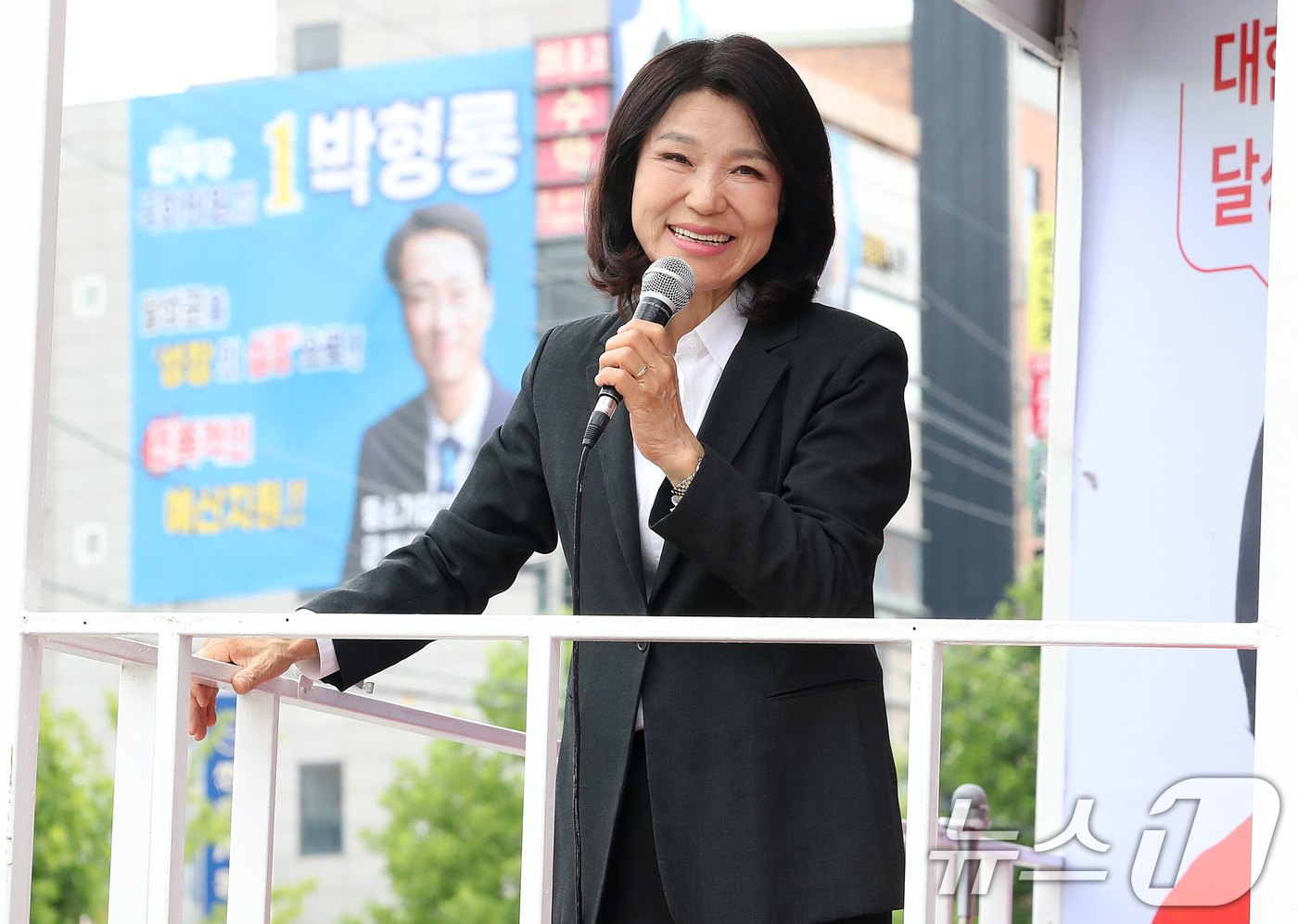 (대구=뉴스1) 공정식 기자 = 대구 달성군 국회의원 보궐선거에서 당선된 이진숙 국민의힘 당선인이 4일 오후 달성군 화원읍에서 당선 인사 도중 시민의 축하를 받으며 환하게 웃고 있 …