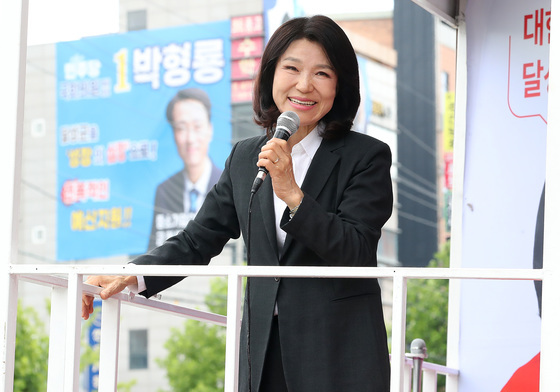 미소짓는 이진숙