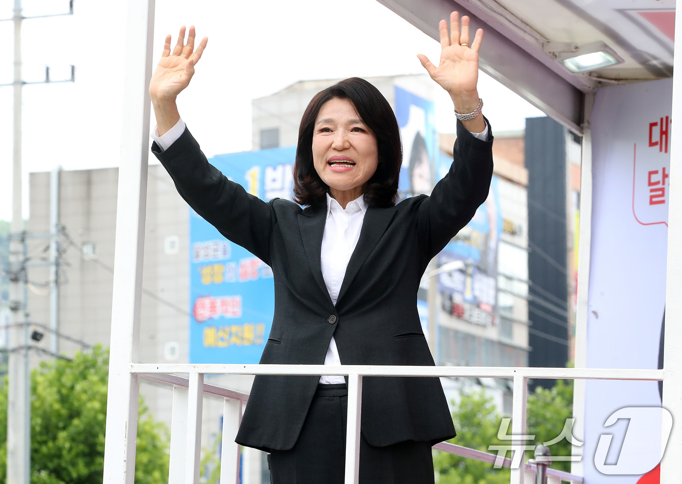 (대구=뉴스1) 공정식 기자 = 대구 달성군 국회의원 보궐선거에서 당선된 이진숙 국민의힘 당선인이 4일 오후 달성군 화원읍에서 유세차량에 올라 당선 인사를 하고 있다. 2026.6 …