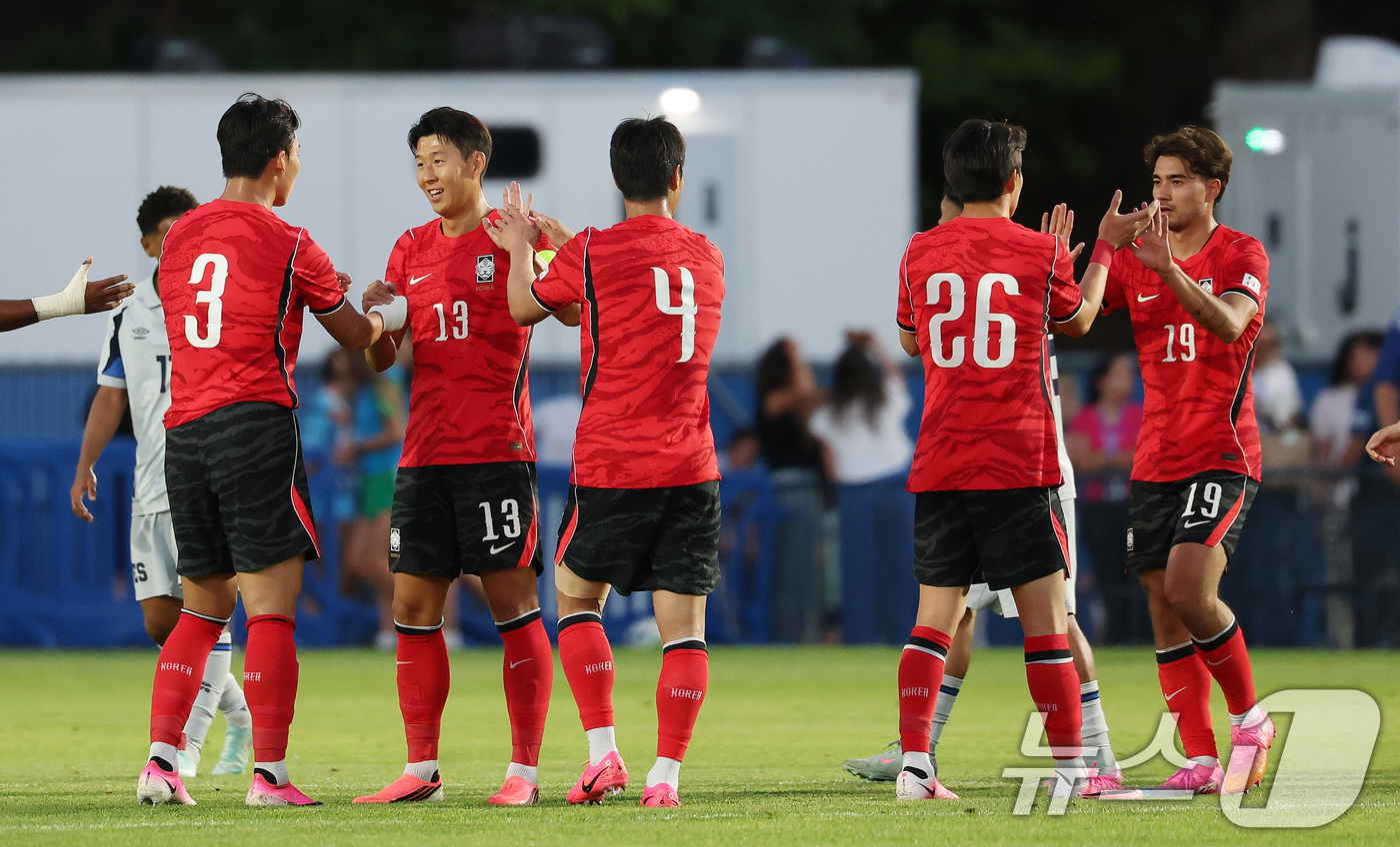 (프로보(유타주)=뉴스1) 임세영 기자 = 대한민국 축구대표팀 손흥민, 오현규, 백승호 등이 3일(현지시간) 미국 유타주 솔트레이크시티 브리검 영 대학교 BYU 사우스필드 경기장에 …