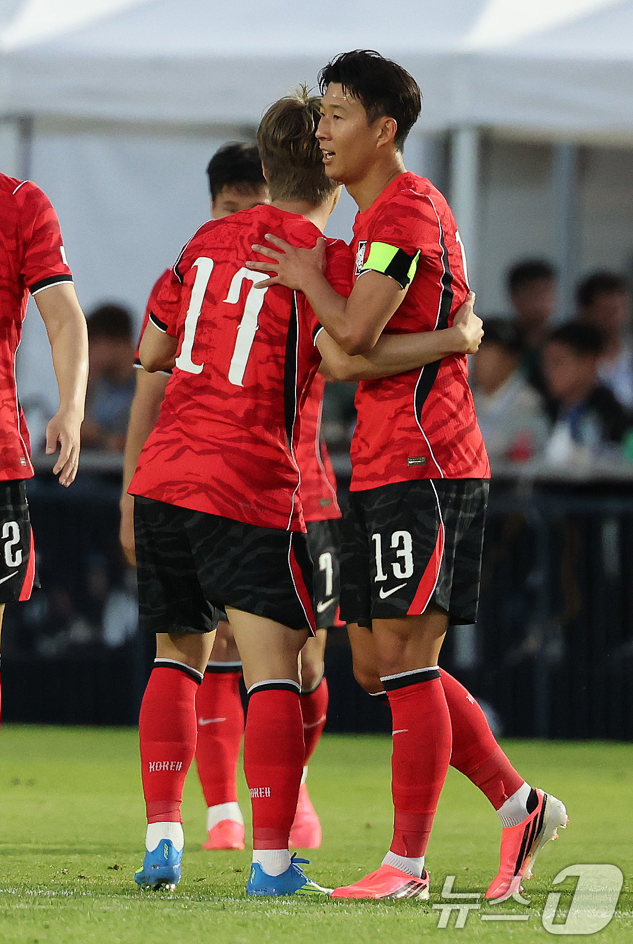 (프로보(유타주)=뉴스1) 임세영 기자 = 대한민국 축구대표팀 손흥민과 이강인이 3일(현지시간) 미국 유타주 솔트레이크시티 브리검 영 대학교 BYU 사우스필드 경기장에서 2026 …