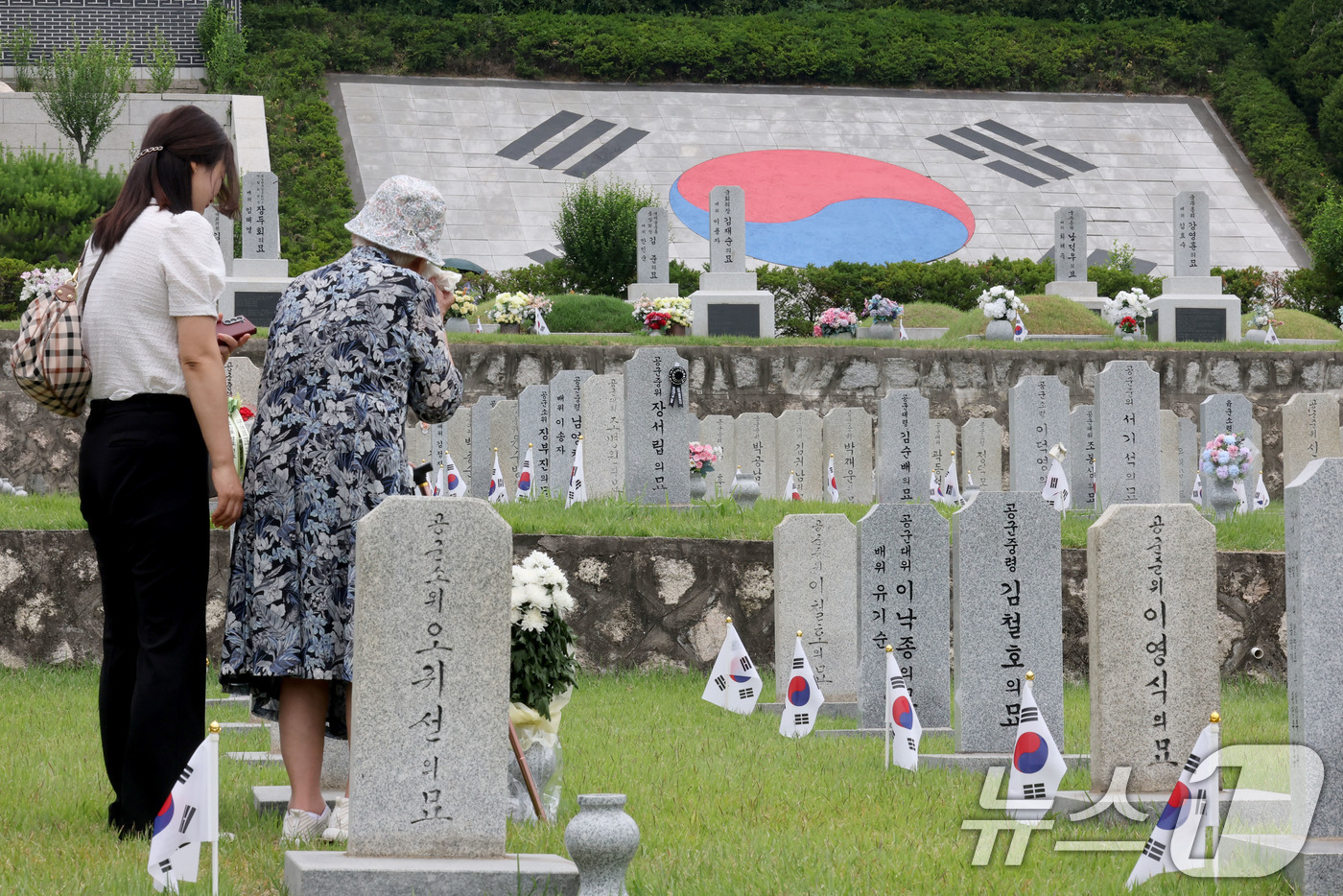 (서울=뉴스1) 이광호 기자 = 현충일을 이틀 앞둔 4일 서울 동작구 국립서울현충원을 찾은 참배객이 슬픔에 잠겨있다.  2026.6.4/뉴스1