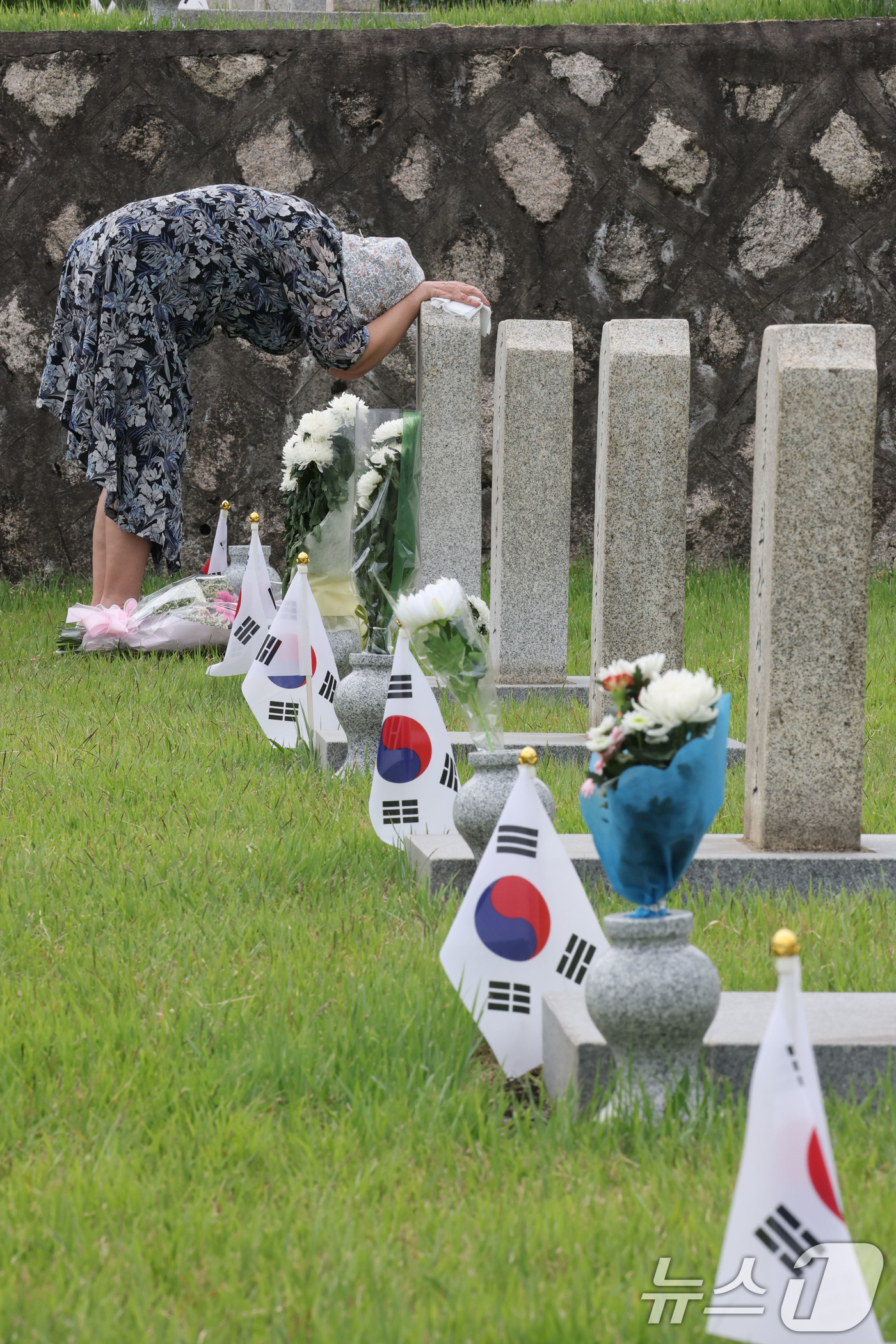 (서울=뉴스1) 이광호 기자 = 현충일을 이틀 앞둔 4일 서울 동작구 국립서울현충원을 찾은 참배객이 슬픔에 잠겨있다.  2026.6.4/뉴스1