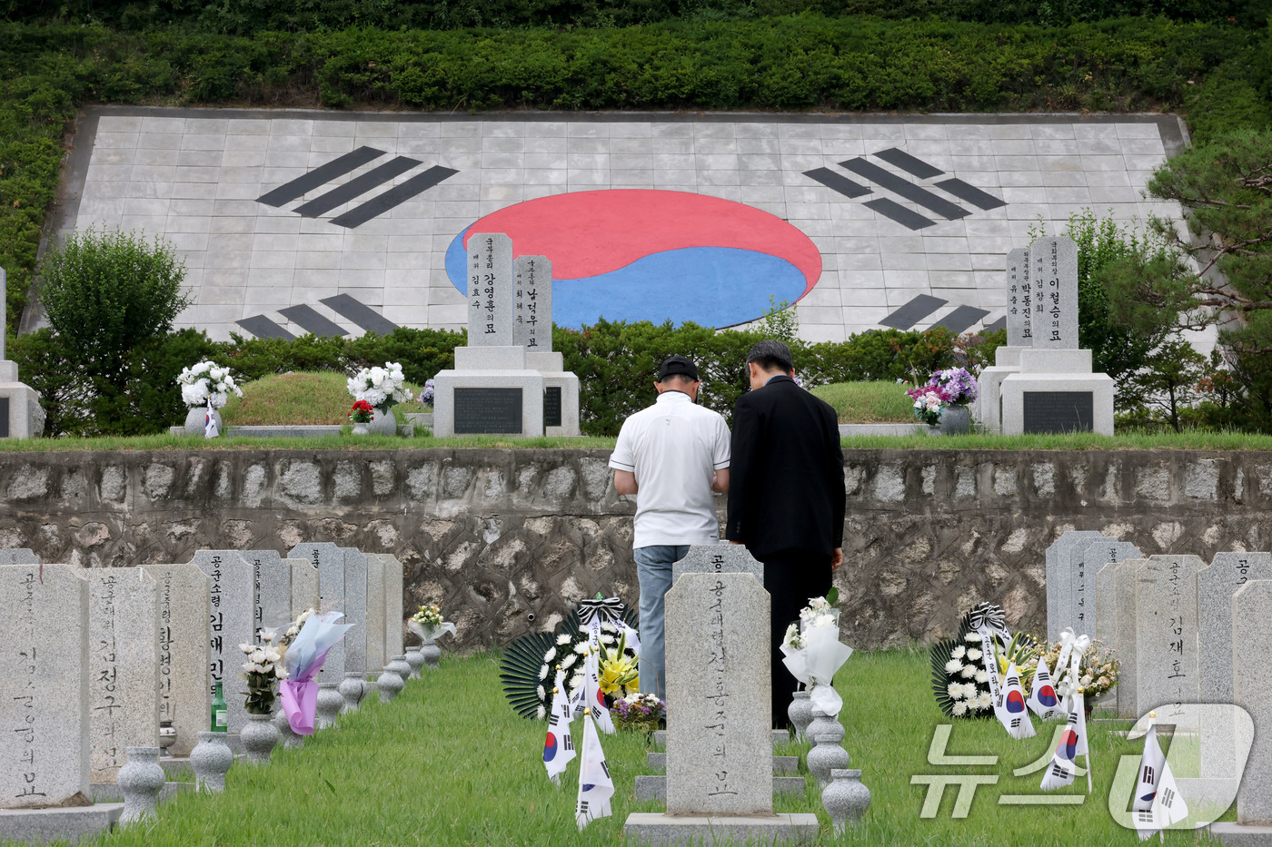 (서울=뉴스1) 이광호 기자 = 현충일을 이틀 앞둔 4일 서울 동작구 국립서울현충원을 찾은 참배객들이 묘역에 참배하고 있다. 2026.6.4/뉴스1
