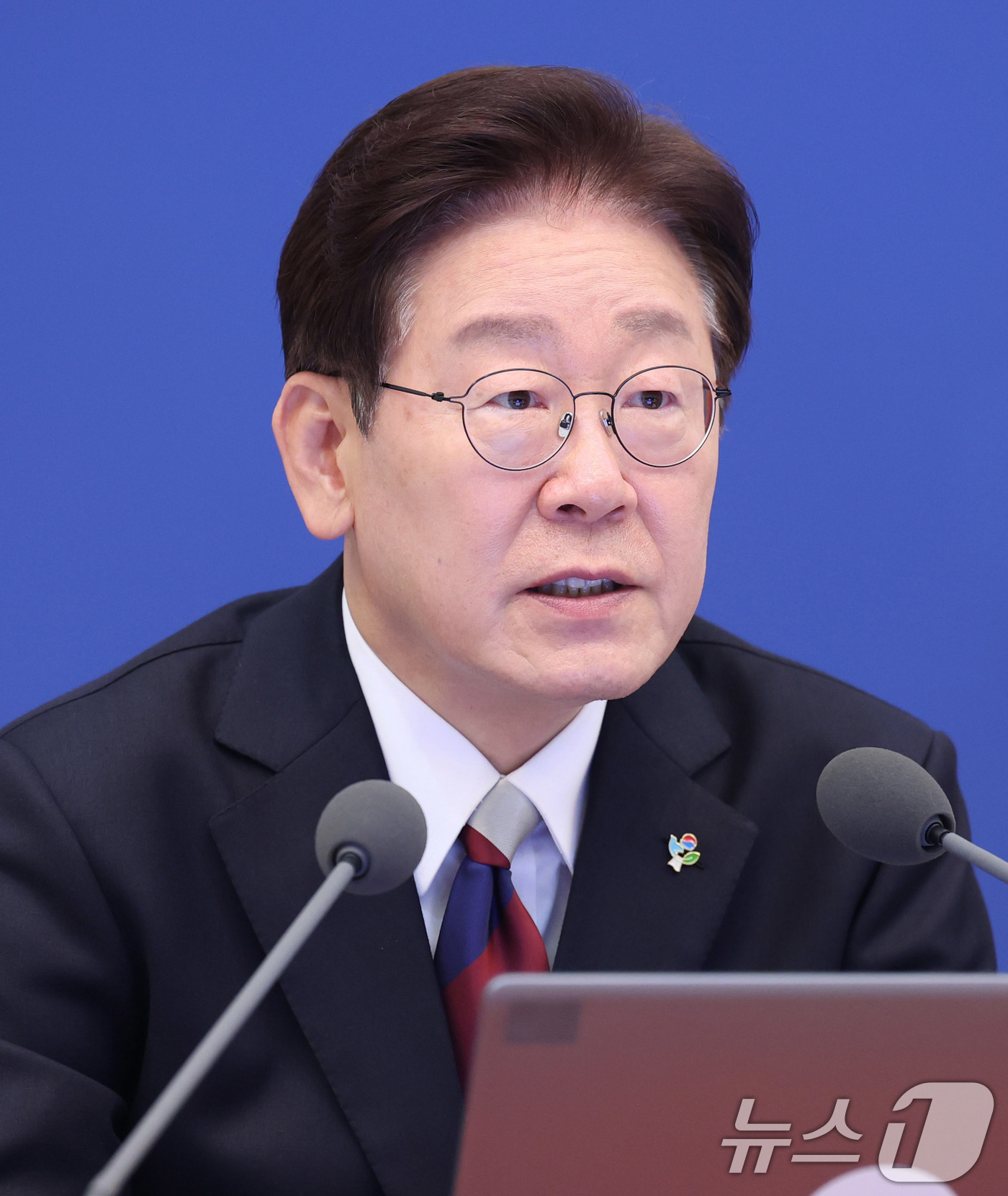 (서울=뉴스1) 이재명 기자 = 이재명 대통령이 4일 청와대에서 열린 수석보좌관회의에서 발언하고 있다.이 자리에서 이 대통령은 6·3 지방선거일인 지난 3일 서울 일부 지역 등에서 …
