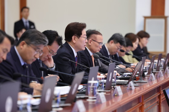 수석보좌관회의서 발언하는 이재명 대통령