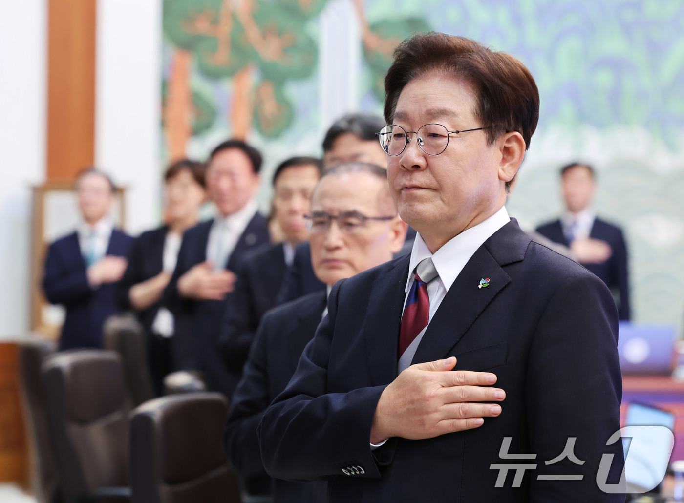 (서울=뉴스1) 이재명 기자 = 이재명 대통령이 4일 청와대에서 열린 수석보좌관회의에서 국민의례를 하고 있다. 2026.6.4/뉴스1