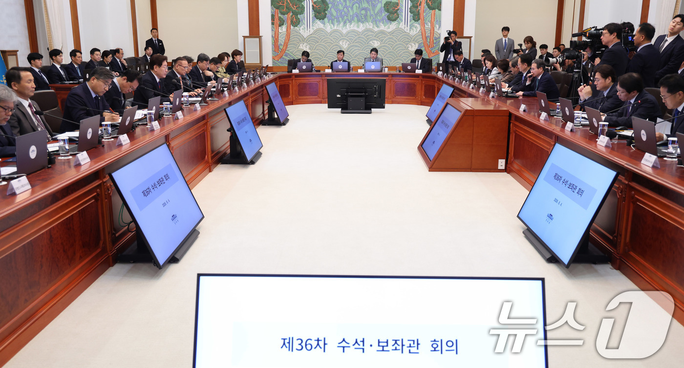 (서울=뉴스1) 이재명 기자 = 이재명 대통령이 4일 청와대에서 열린 수석보좌관회의에서 발언하고 있다. 2026.6.4/뉴스1