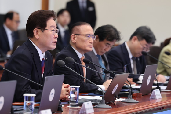 수석보좌관회의 주재하는 이재명 대통령