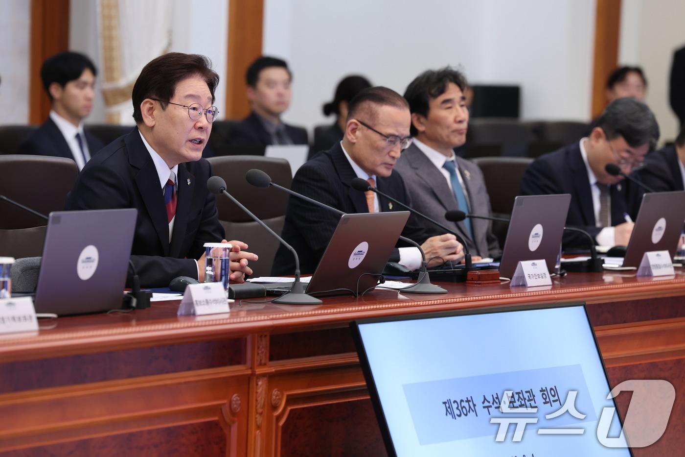 (서울=뉴스1) 이재명 기자 = 이재명 대통령이 4일 청와대에서 열린 수석보좌관회의에서 발언하고 있다.이 자리에서 이 대통령은 6·3 지방선거일에 서울 일부 지역 등에서 투표용지 …