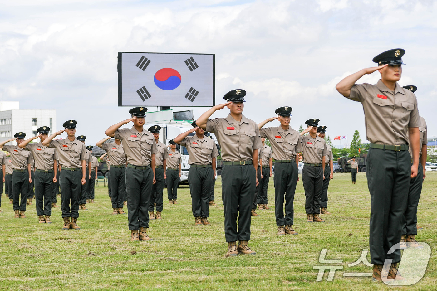 (포항=뉴스1) 최창호 기자 = 4일 경북 포항에 있는 해병대교육훈련단에서 열린 신병 1329기 수료식에서 신병들이 국민의례를 하고 있다.(해병대교육훈련단제공, 재판매 및 DB금지 …