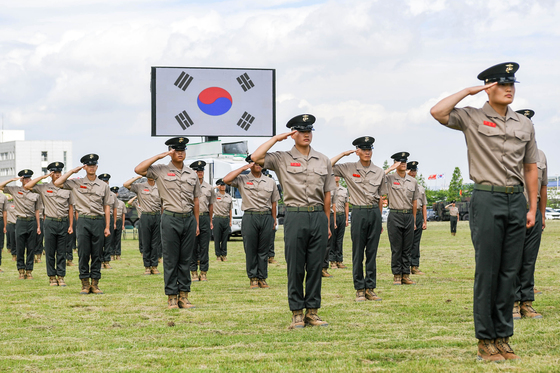해병 신병 1329기 국기에 대한 경례