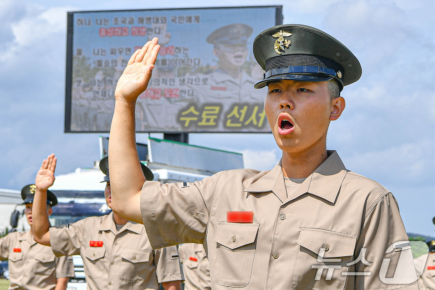 (포항=뉴스1) 최창호 기자 = 4일 경북 포항에 있는 해병대교육훈련단에서 열린 신병 1329기 수료식에서 신병들이 수료식 선서를 하고 있다.(해병대교육훈련단제공, 재판매 및 DB …
