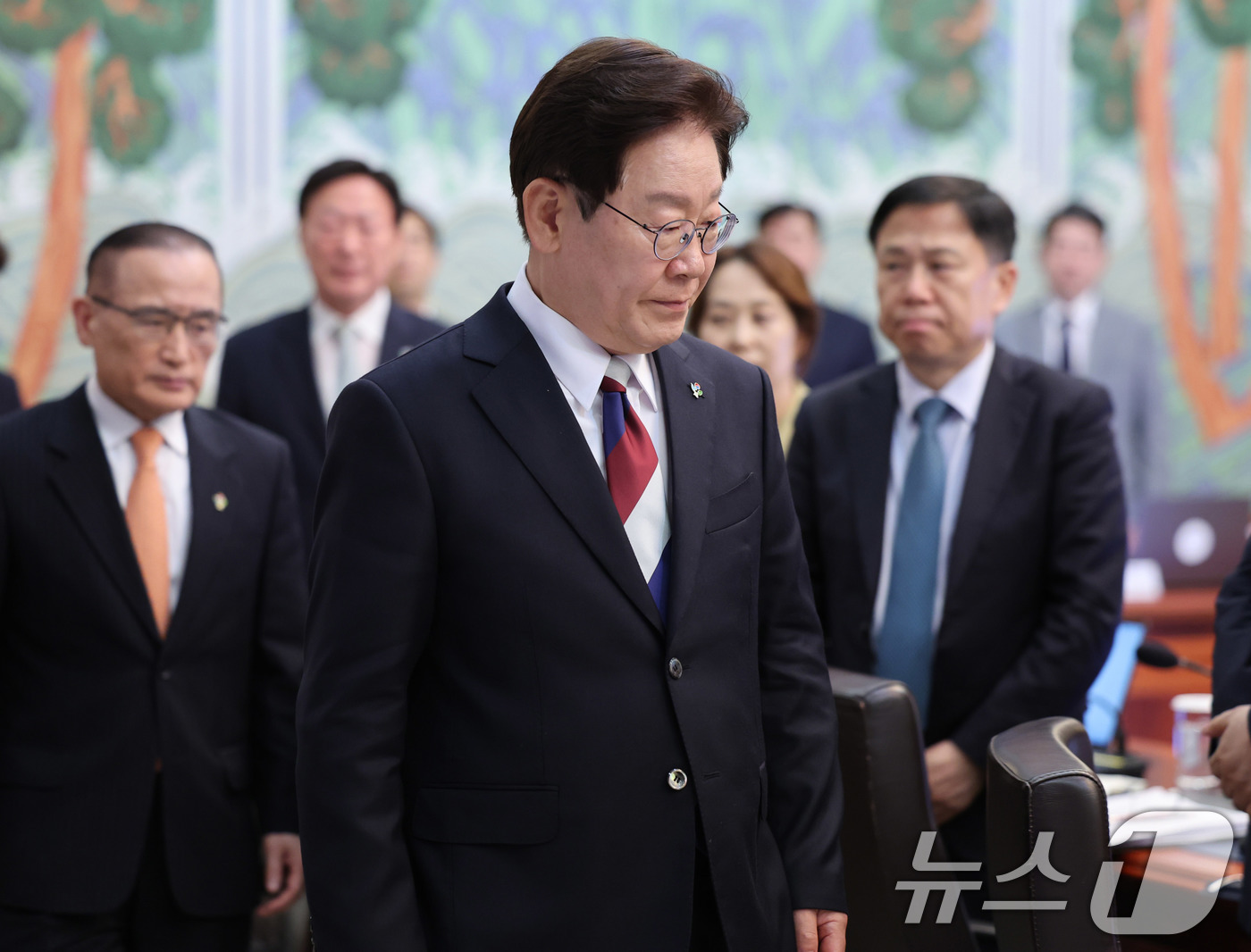(서울=뉴스1) 이재명 기자 = 이재명 대통령이 4일 청와대에서 열린 수석보좌관회의에 입장하고 있다. 2026.6.4/뉴스1