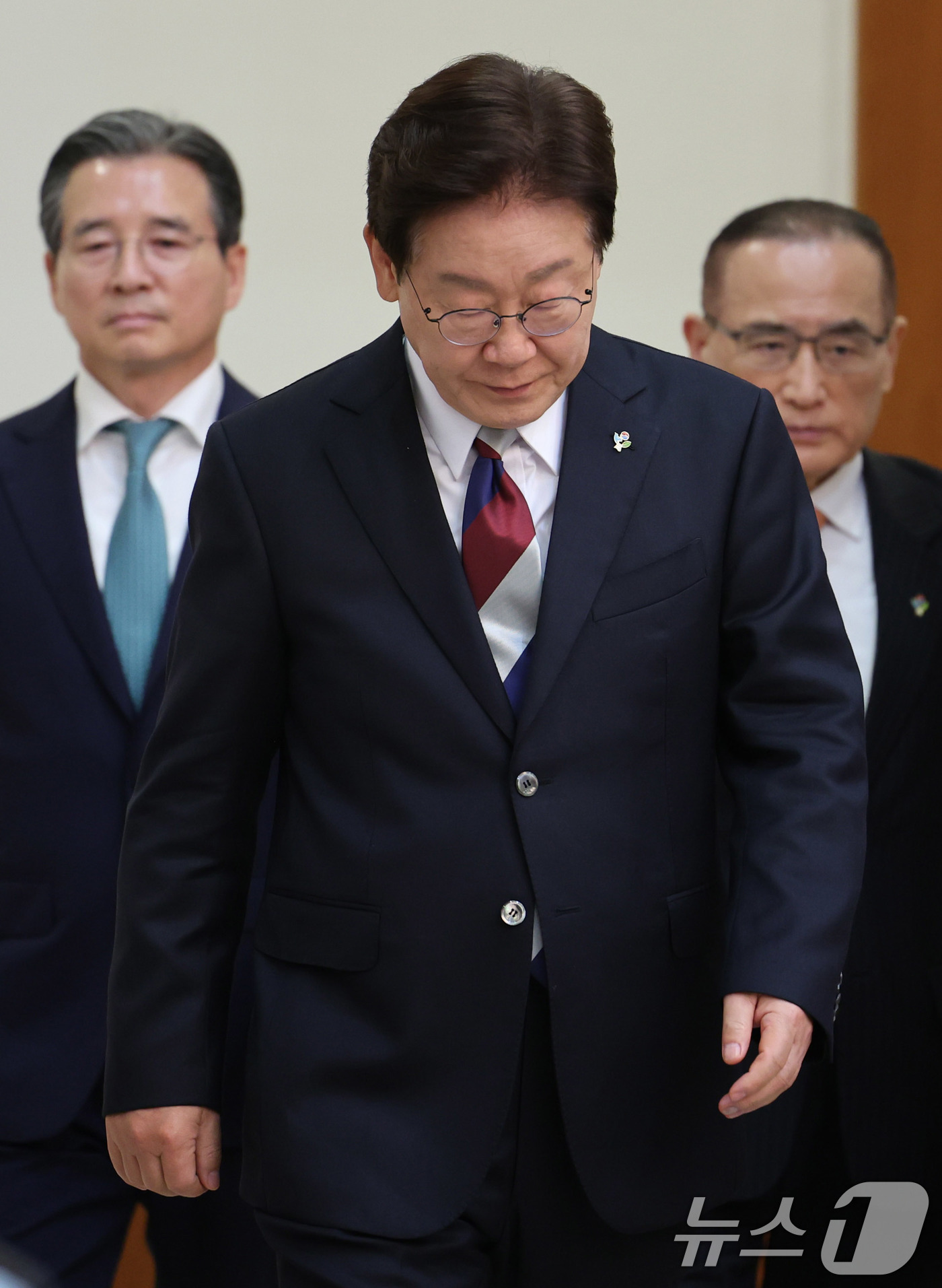 (서울=뉴스1) 이재명 기자 = 이재명 대통령이 4일 청와대에서 열린 수석보좌관회의에 입장하고 있다. 2026.6.4/뉴스1