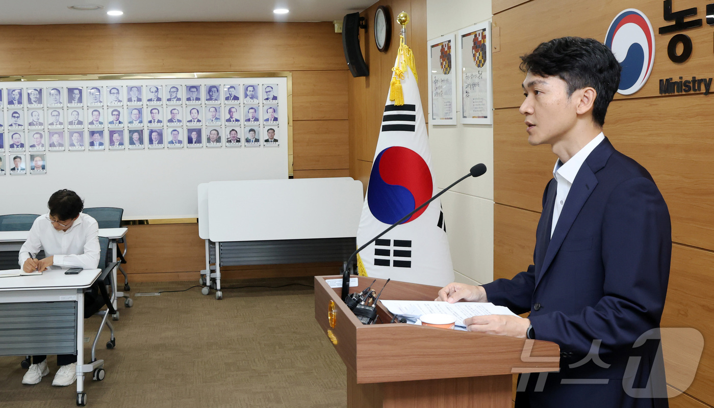 (세종=뉴스1) 김기남 기자 = 강동윤 농림축산식품부 농촌소득에너지정책관이 지난 4일 세종시 정부세종청사에서 농림분야 안전관리 종합대책을 발표하고 있다.농림축산식품부는 향후 5년간 …