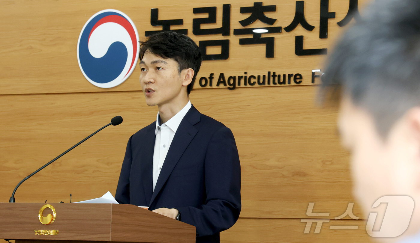 (세종=뉴스1) 김기남 기자 = 강동윤 농림축산식품부 농촌소득에너지정책관이 지난 4일 세종시 정부세종청사에서 농림분야 안전관리 종합대책을 발표하고 있다.농림축산식품부는 향후 5년간 …