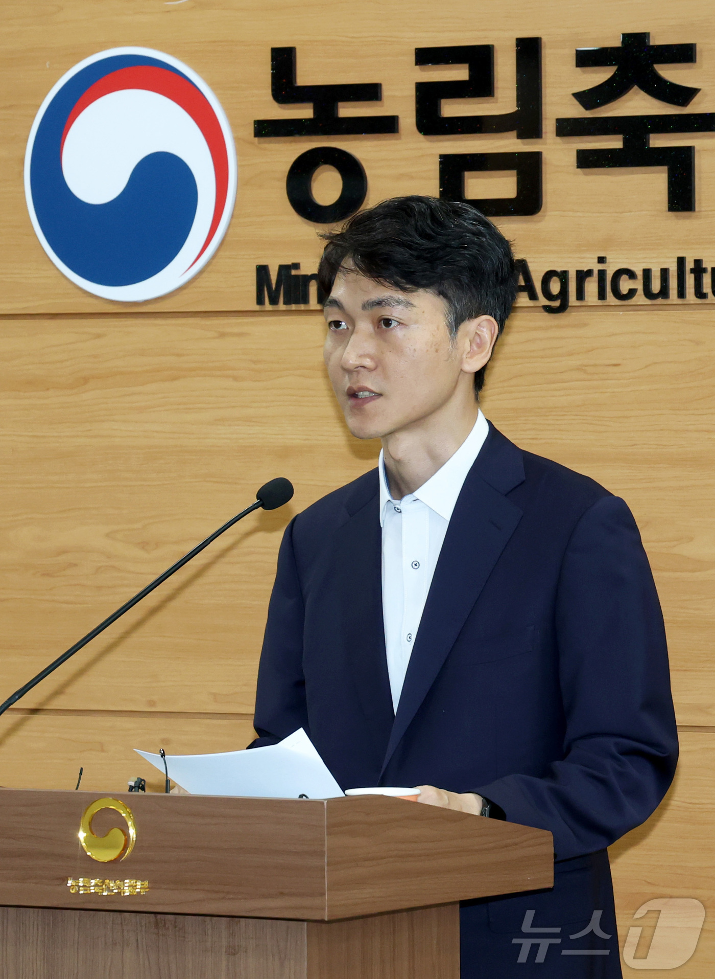 (세종=뉴스1) 김기남 기자 = 강동윤 농림축산식품부 농촌소득에너지정책관이 지난 4일 세종시 정부세종청사에서 농림분야 안전관리 종합대책을 발표하고 있다.농림축산식품부는 향후 5년간 …