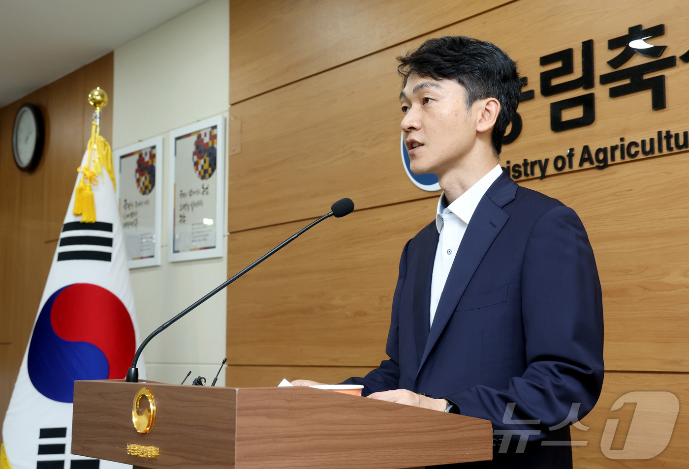(세종=뉴스1) 김기남 기자 = 강동윤 농림축산식품부 농촌소득에너지정책관이 지난 4일 세종시 정부세종청사에서 농림분야 안전관리 종합대책을 발표하고 있다.농림축산식품부는 향후 5년간 …