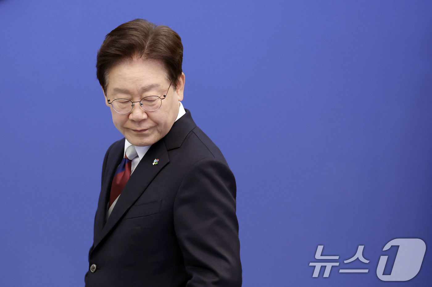 (서울=뉴스1) 이재명 기자 = 이재명 대통령이 4일 청와대에서 열린 수석보좌관회의에 입장하고 있다. 2026.6.4/뉴스1