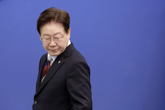 수석보좌관회의 참석하는 이재명 대통령