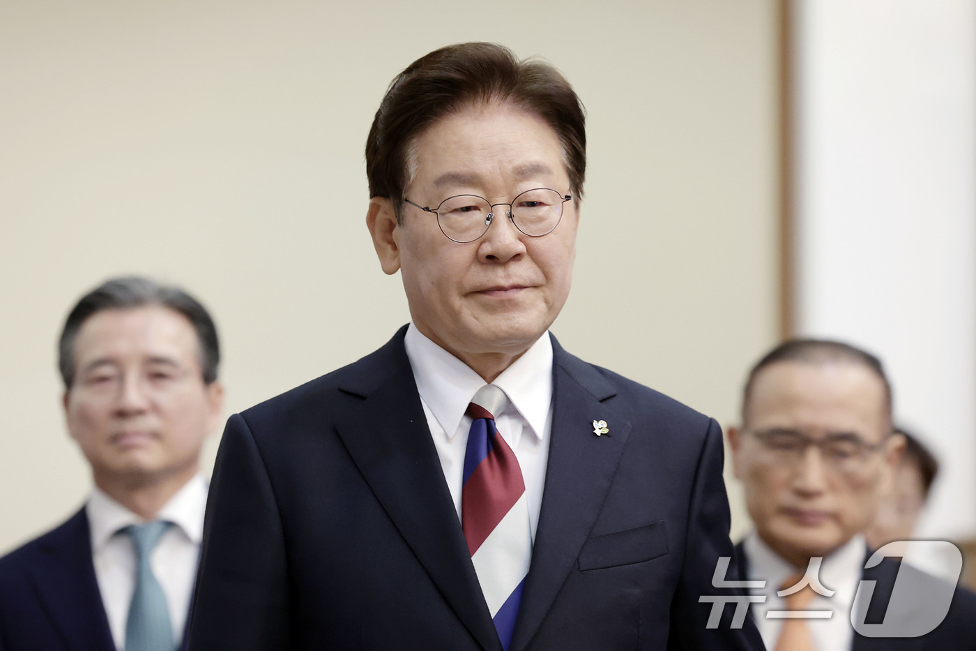 (서울=뉴스1) 이재명 기자 = 이재명 대통령이 4일 청와대에서 열린 수석보좌관회의에 입장하고 있다. 2026.6.4/뉴스1