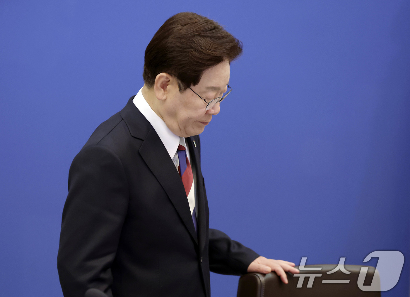 (서울=뉴스1) 이재명 기자 = 이재명 대통령이 4일 청와대에서 열린 수석보좌관회의에 입장하고 있다. 2026.6.4/뉴스1