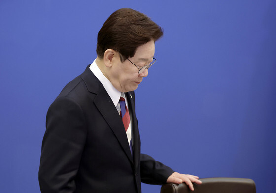 자리에 착석하는 이재명 대통령