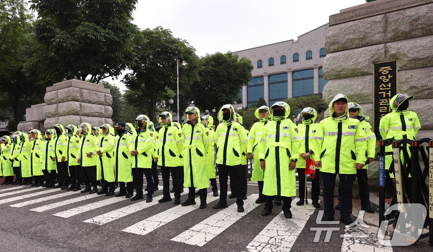본문 이미지 - 경찰 병력이 4일 오후 제9회 전국동시지방선거 투표용지 부족 사태를 규탄하는 집회가 열린 경기도 과천시 중앙선거관리위원회 주변을 통제하고 있다. 2026.6.4 ⓒ 뉴스1 구윤성 기자