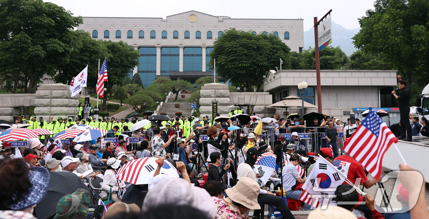 (과천=뉴스1) 구윤성 기자 = 한국사 강사 출신 보수성향 유튜버인 전한길 씨가 4일 경기 과천시 중앙선거관리위원회 앞에서 제9회 전국동시지방선거 투표용지 부족 사태를 규탄하는 구 …