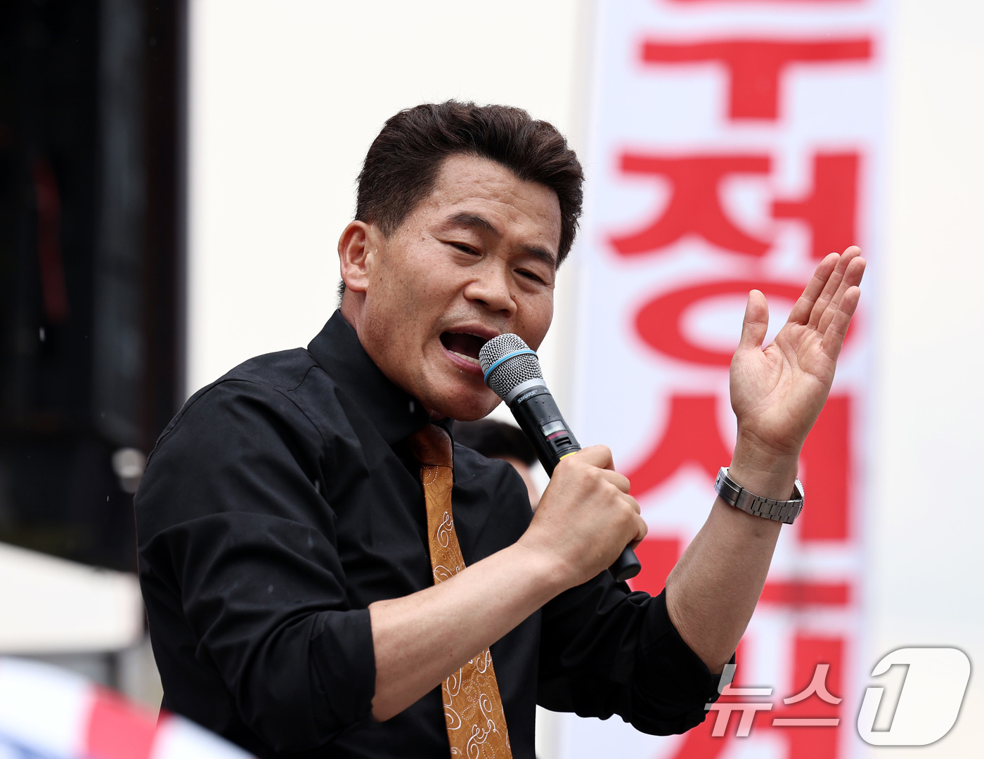 (과천=뉴스1) 구윤성 기자 = 보수성향 단체 회원들이 4일 경기 과천시 중앙선거관리위원회 앞에서 집회를 열고 제9회 전국동시지방선거 투표용지 부족 사태를 규탄하는 내용의 발언을 …