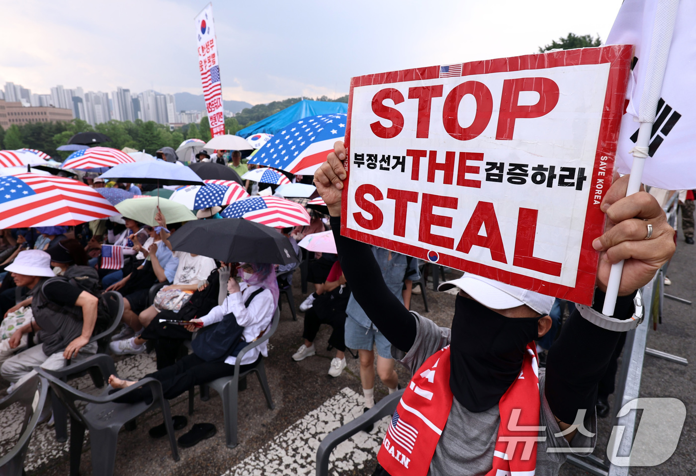 (과천=뉴스1) 구윤성 기자 = 보수성향 단체 회원들이 4일 경기 과천시 중앙선거관리위원회 앞에서 집회를 열고 제9회 전국동시지방선거 투표용지 부족 사태를 규탄하는 구호를 외치고 …