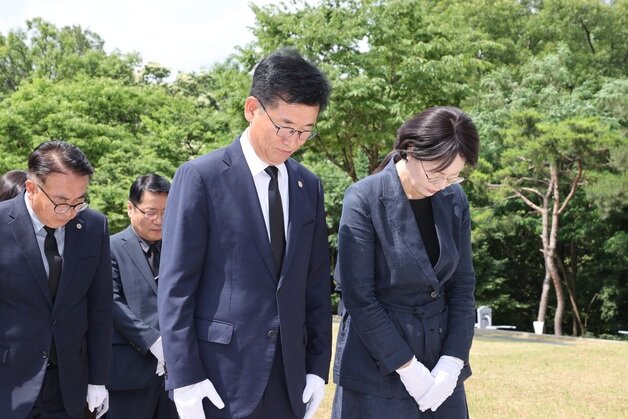 본문 이미지 - 재선에 성공한 윤건영 충북교육감이 4일 오전 업무 복귀에 앞서 충혼탑을 참배하고 있다.(충북교육청 제공. 재판매 및 DB금지) ⓒ 뉴스1
